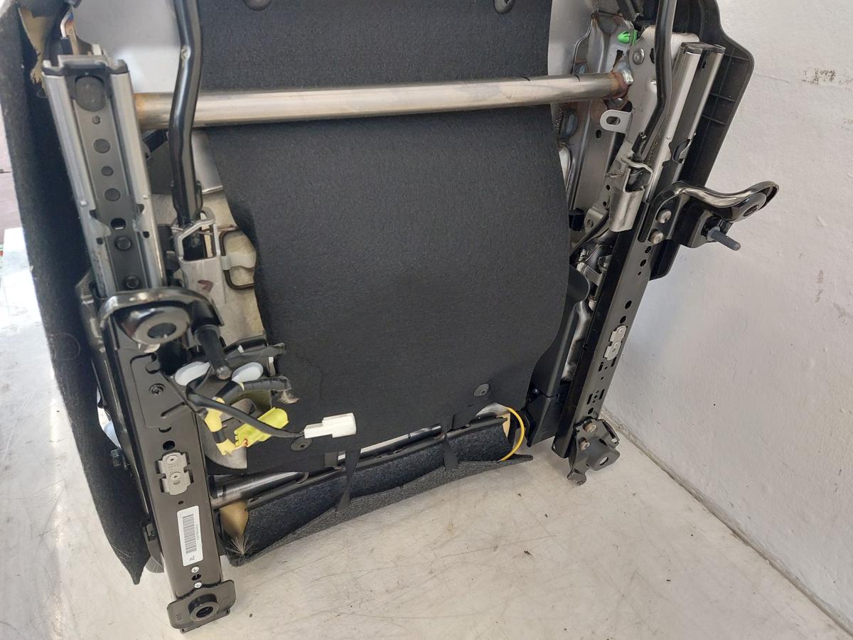 Toyota Yaris XP13 Sitz vorn links Fahrersitz Stoff nur f&uuml;r 5 t&uuml;rer Autositz