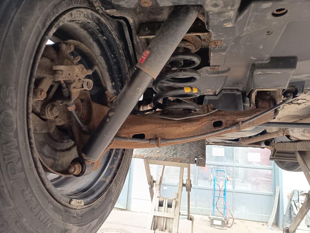 VW T5 7H Transporter Hinterachsschenkel links mit Lenker Schwinghebel Bj 2006