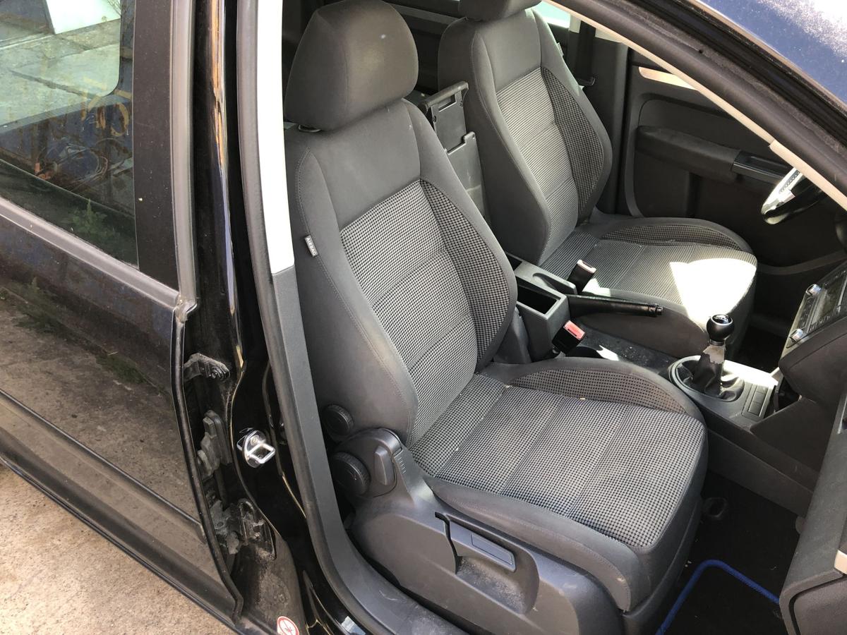 VW Touran 1T 1T1 Sitz vorn rechts Beifahrersitz mit Sitzkonsole Stoff Heizung