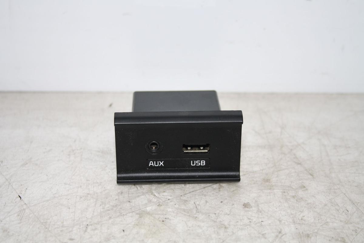 Kia Soul II orig USB Port Aux Anschluss 96120B2100 Bj 2014