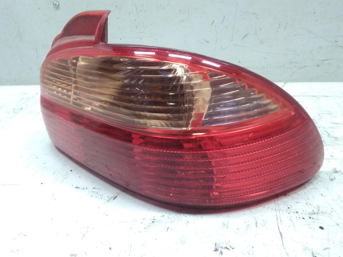 Toyota Avensis T22 Facelift R&uuml;ckleuchte Heckleuchte rechts Stufenheck Bj.2001