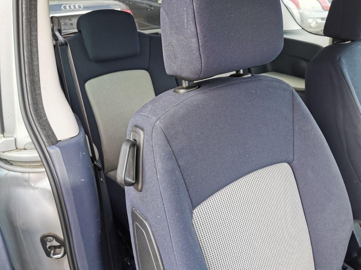 Peugeot 1007 K Beifahrersitz Autositz Sitz vorn rechts Stoff