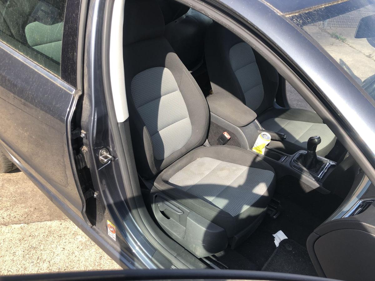 Skoda Superb 2 Typ 3T Sitz vorn rechts Stoffsitz manuelle Verstellung Heizung