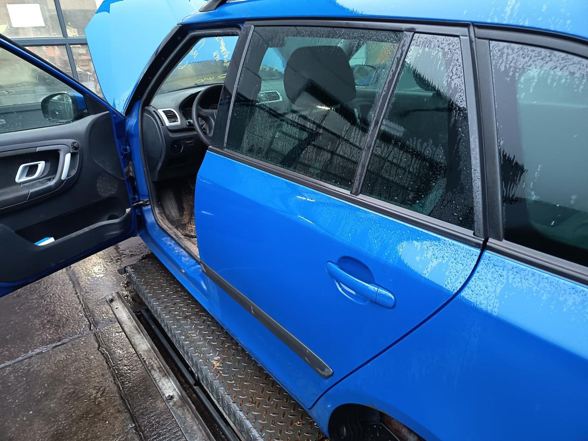 Skoda Fabia II 5J Combi original T&uuml;r hinten links Fond F5K Dynamic Blue Bj 2008