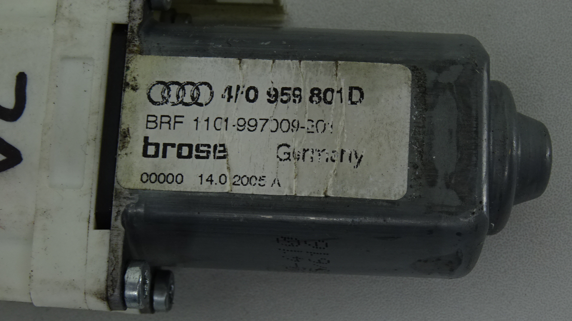 Audi A6 Avant 4F BJ2005 Fensterhebermotor vorn links 4F0959801D 977273101