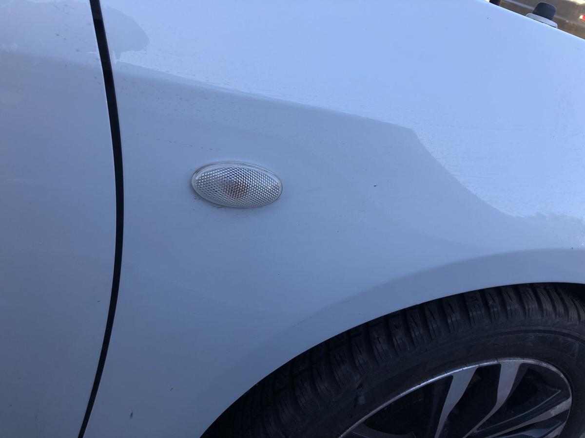 Suzuki Swift NZ Kotfl&uuml;gel vorn rechts Beifahrerseite Seitenwand weiss unbekannt