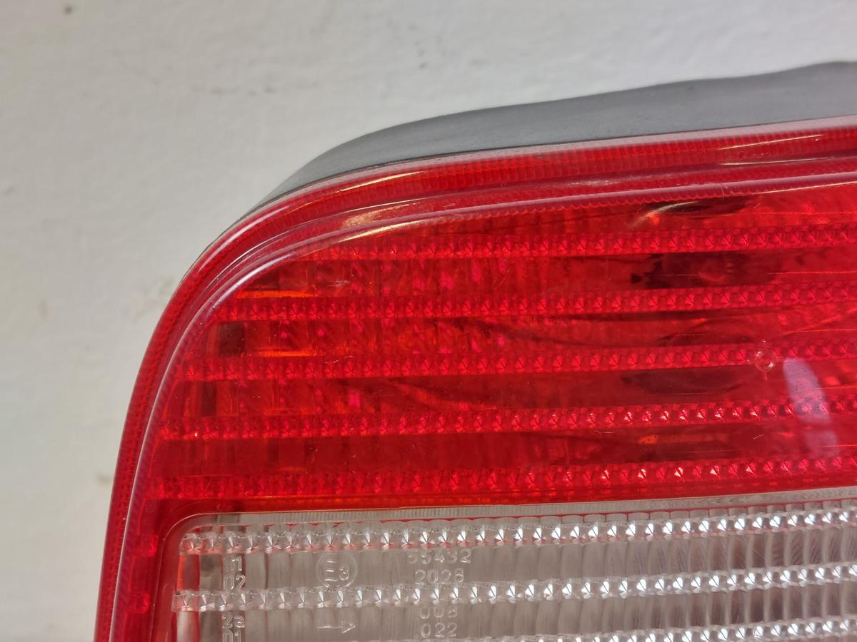 VW Golf 4 1J R&uuml;ckleuchte rechts R&uuml;cklicht Heckleuchte 3 oder 5 t&uuml;rer rot weiss