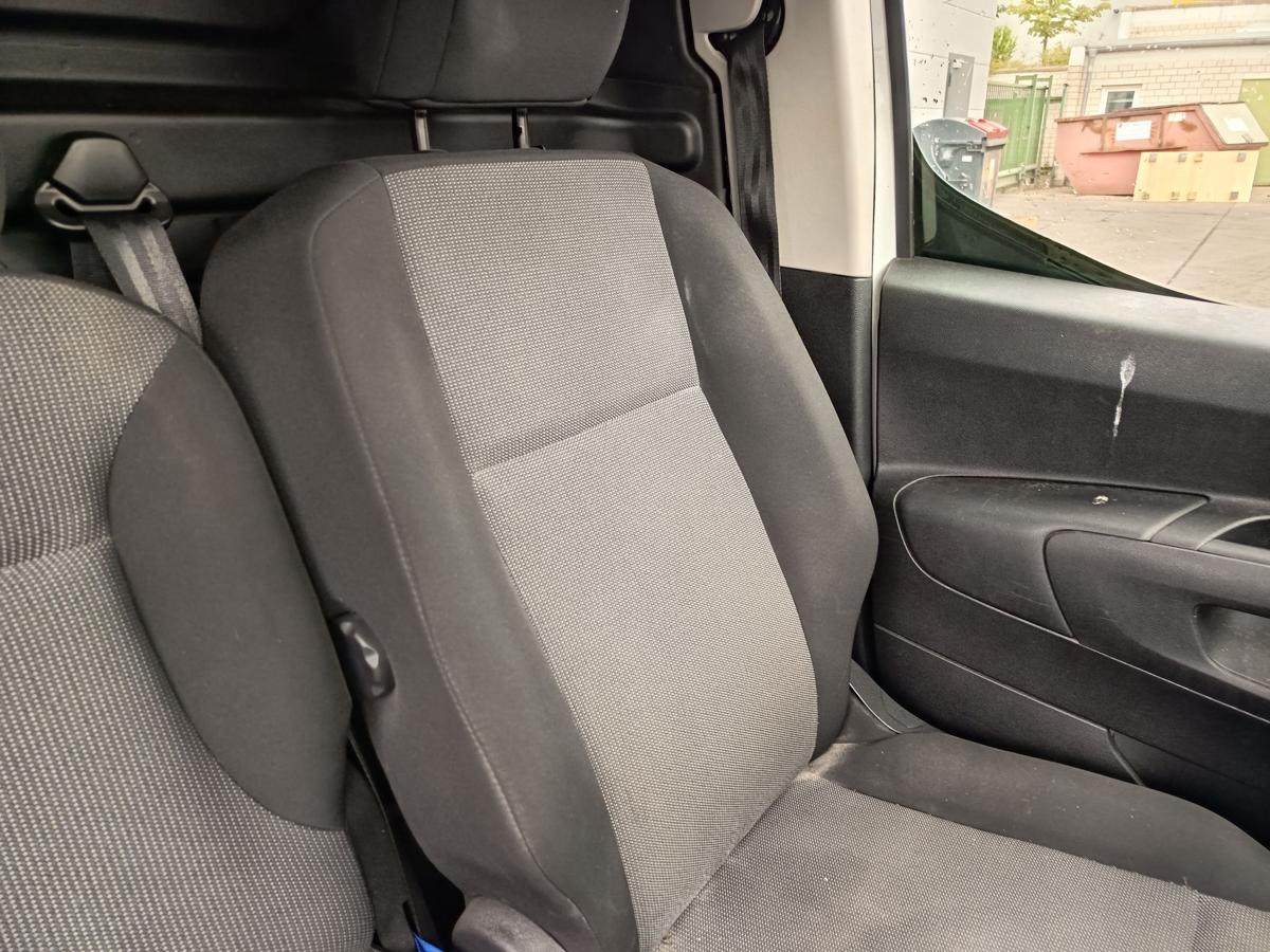 Opel Combo E orig Sitz vorn links Fahrersitz Bj 2019