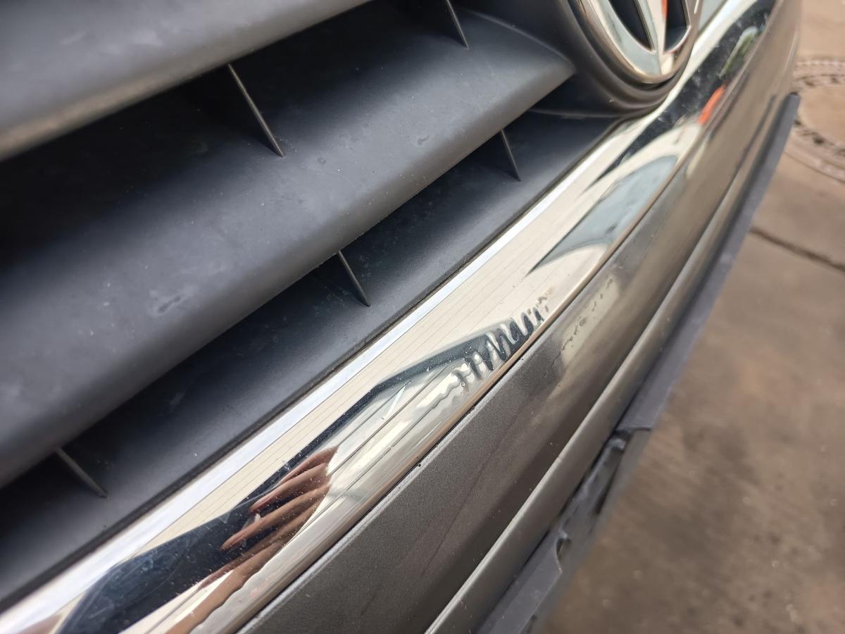 VW Touran 1T original K&uuml;hlergrill Frontmittelteil Chrom 1T0853651 3FZ Bj 2006