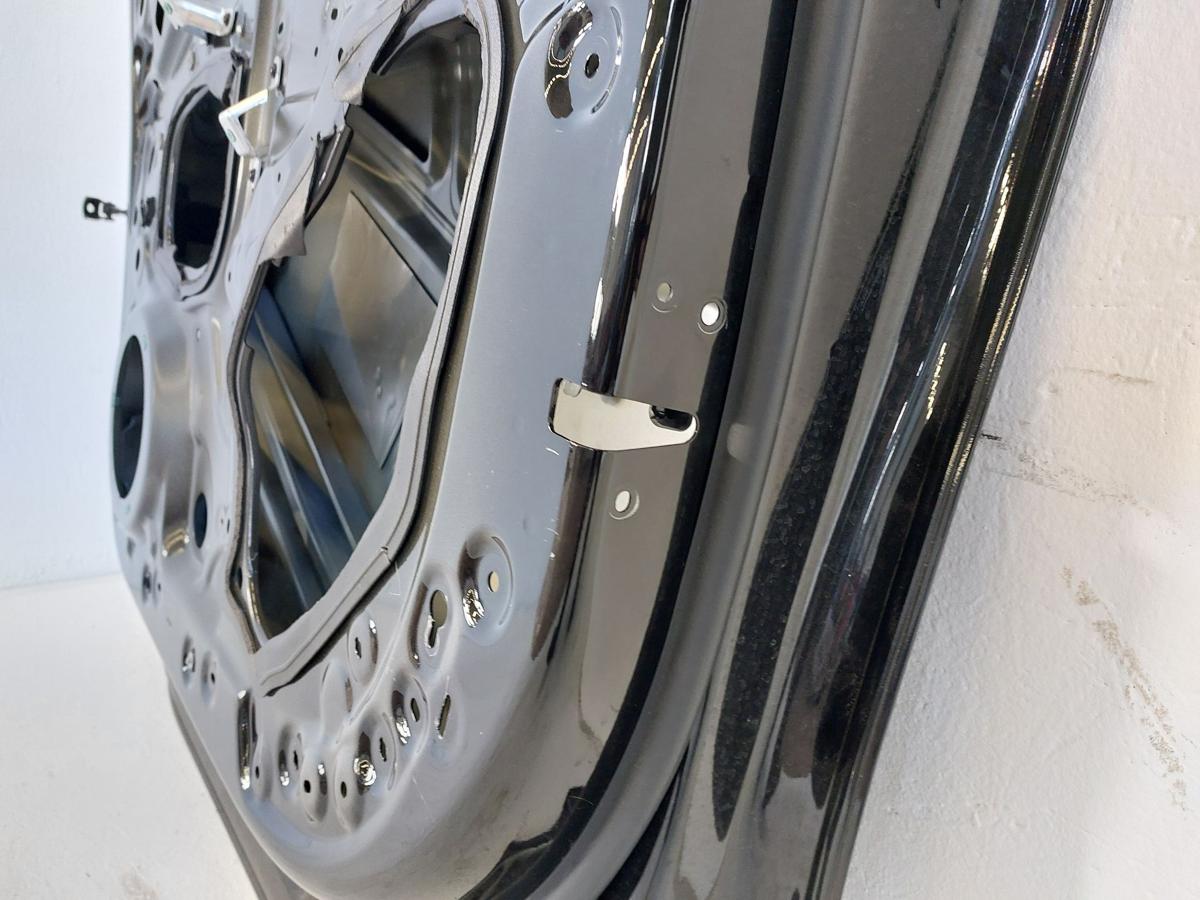 NIO EL6 Elektro SUV T&uuml;r vorn rechts Beifahrert&uuml;r im Rohbau Besch&auml;digt Bilder