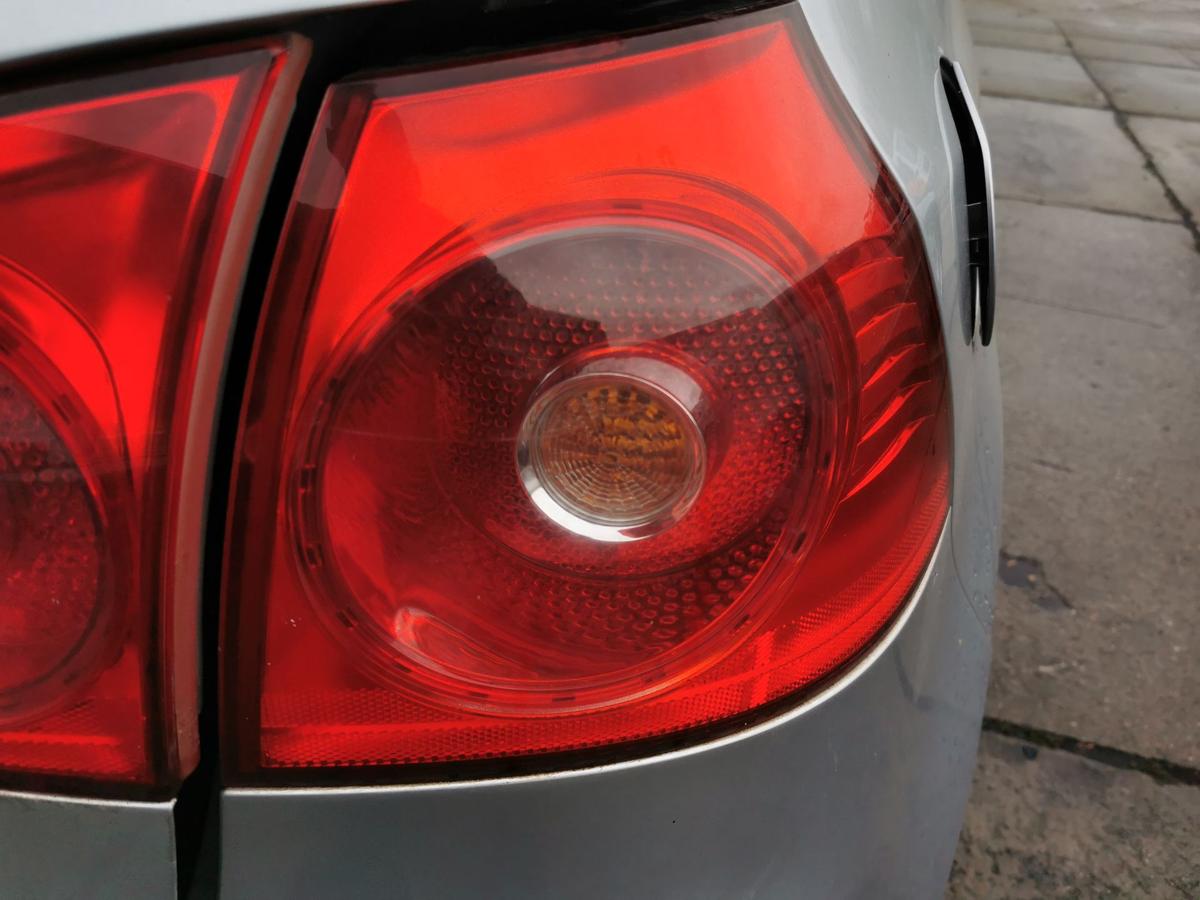 VW Golf V 5 Rückleuchte Schlussleuchte Rücklicht hinten aussen rechts 3 Türer