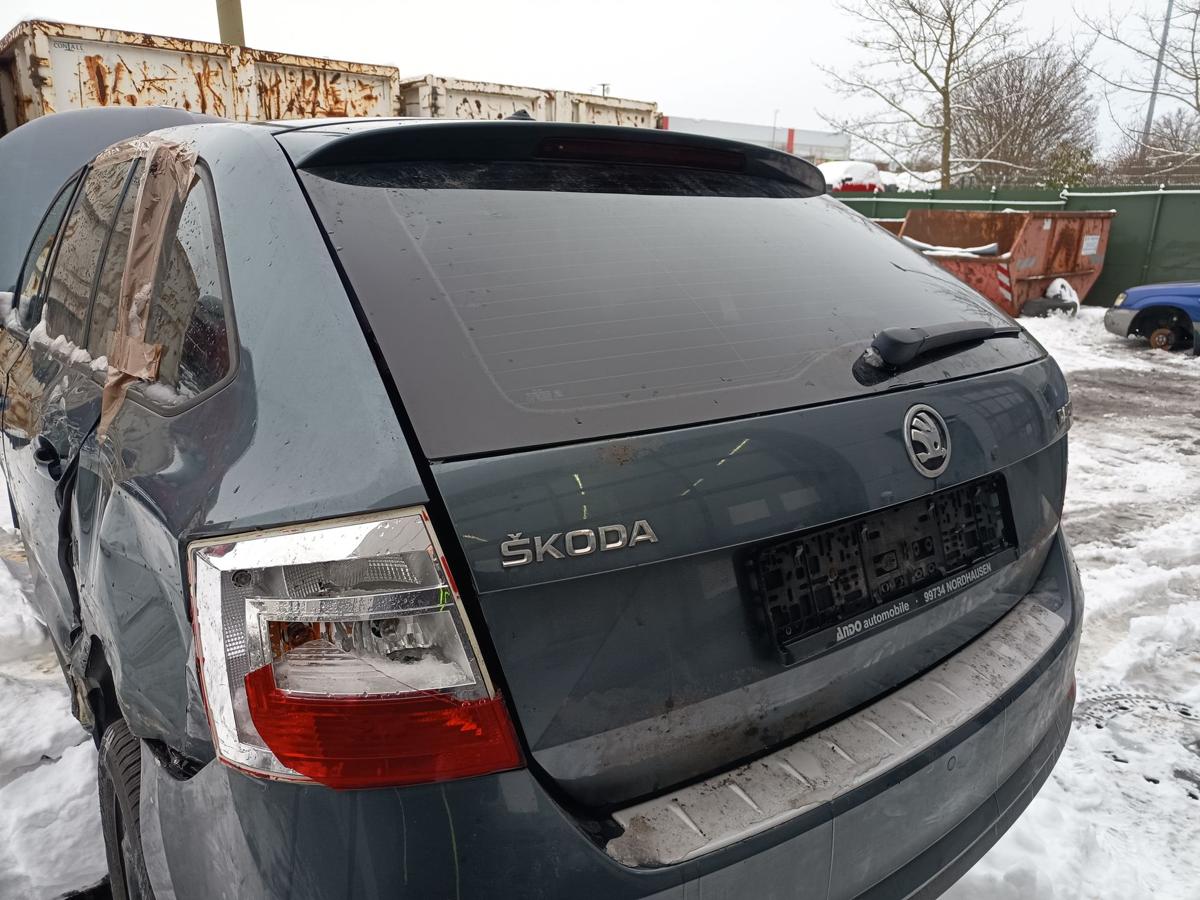 Skoda Rapid Spaceback original Heckklappe mit Scheibe LF7Y Grau Bj 2016