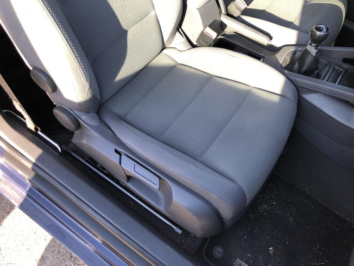 VW Golf 5 V 1K Sitz vorn rechts Beifahrersitz 3 t&uuml;rer Stoff ohne Sitzheizung