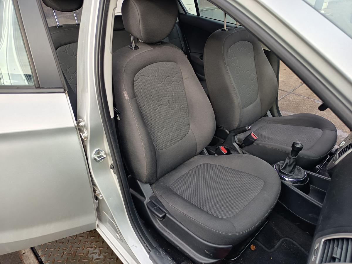 Hyundai i20 original Sitz vorn rechts Beifahrer Stoff anthrazit grau Bj 2012