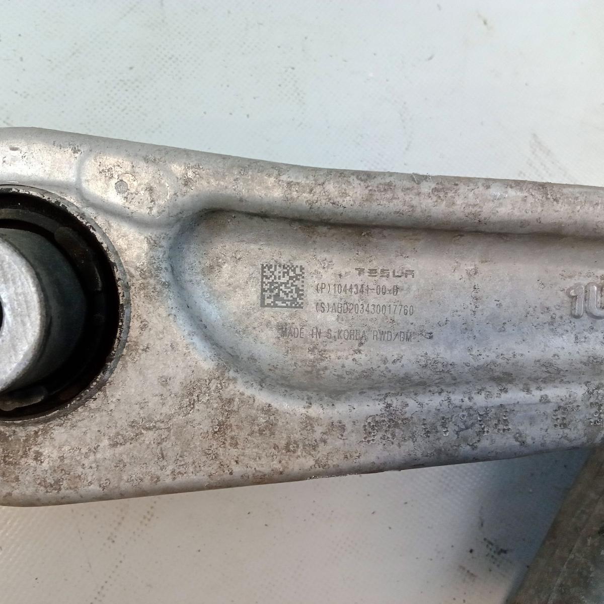 Tesla Model 3 RWD original Satz Querlenker Vorderachse unten links Bj.2021