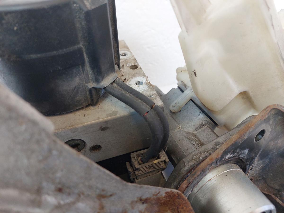 VW Golf 3 Cabrio 1E ABS Block Pumpe Hydroaggregat Hauptbremszylinder Halteblech