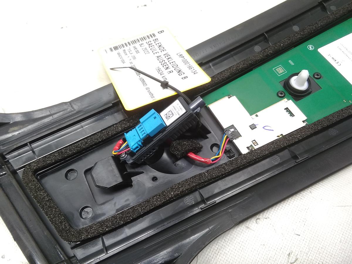 Tesla Model Y original Glasabdeckung Blende B S&auml;ule rechts mit Kamera 149424100A