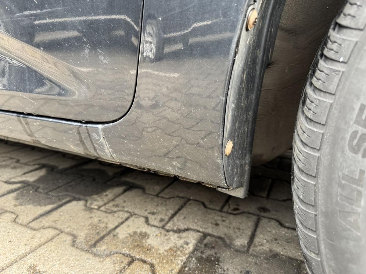 Kia Pro Ceed original Kotfl&uuml;gel vorn rechts 1K Black Pearl Bj.2010
