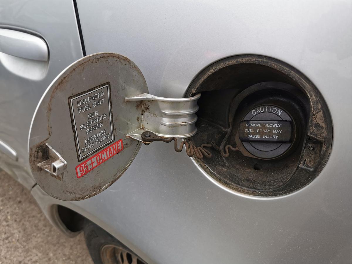 Mitsubishi Colt Z30 Tankklappe Tankdeckel Tankverschluss 5 Türer A50 Pure Silver
