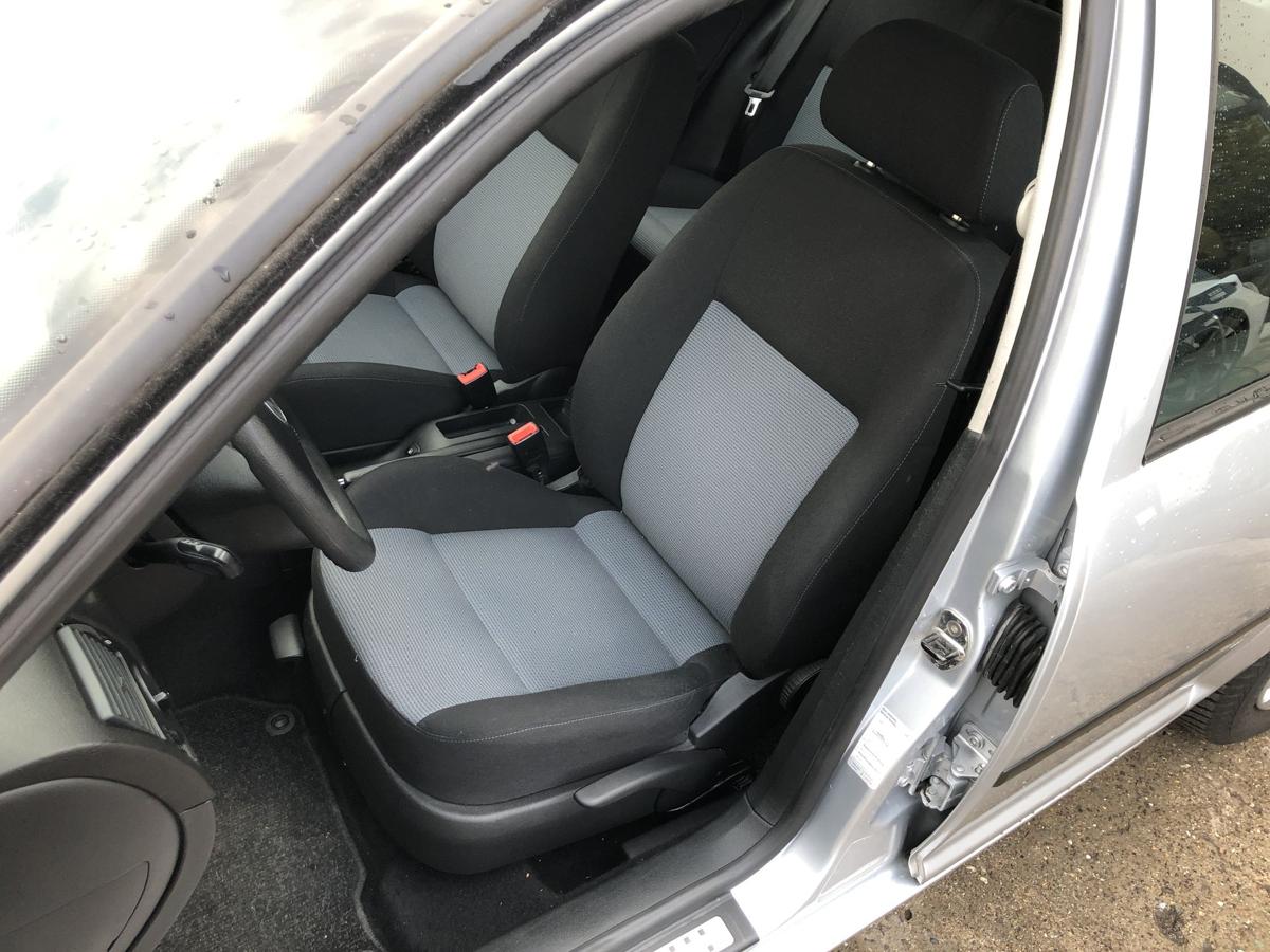 VW Golf 4 IV 1J Sitz vorn links Fahrersitz Stoff ohne Heizung 5-trg. Variant