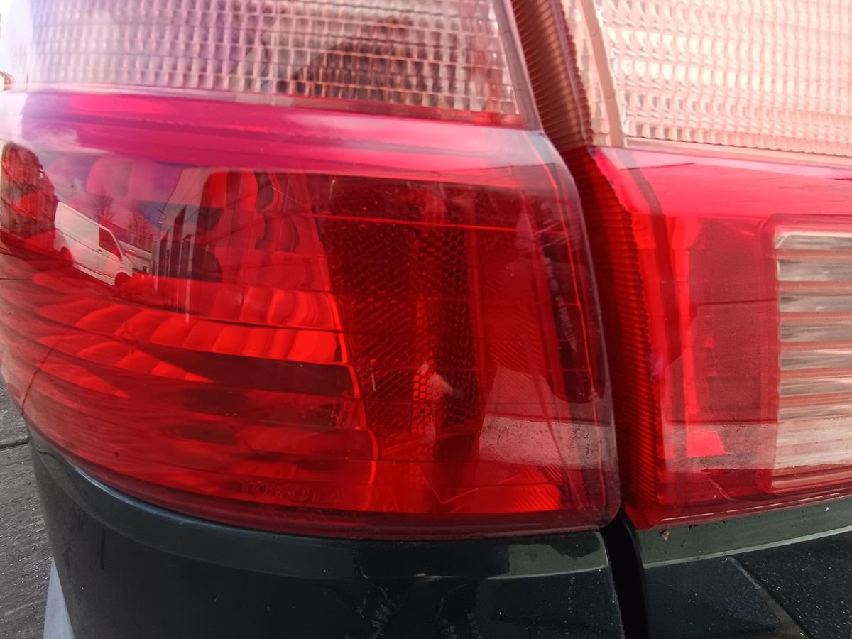 Toyota Avensis T22 Kombi original R&uuml;ckleuchte links aussen Facelift Bj 2001