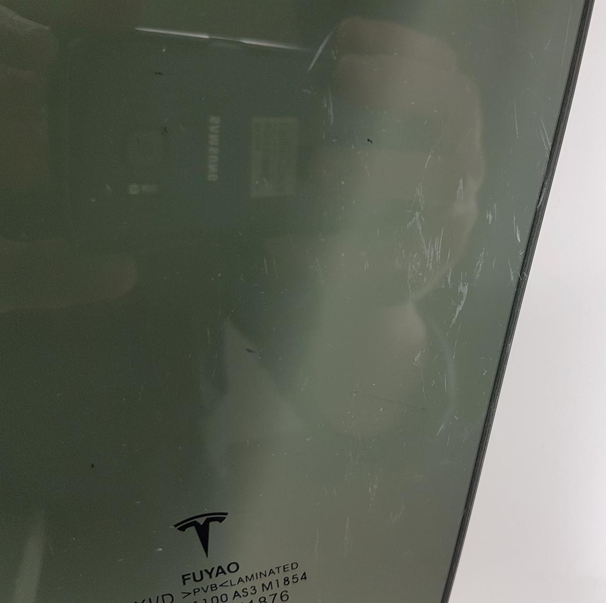 Tesla Model Y T&uuml;rscheibe hinten links abgedunkelt VSG Verbundglas Bj2022