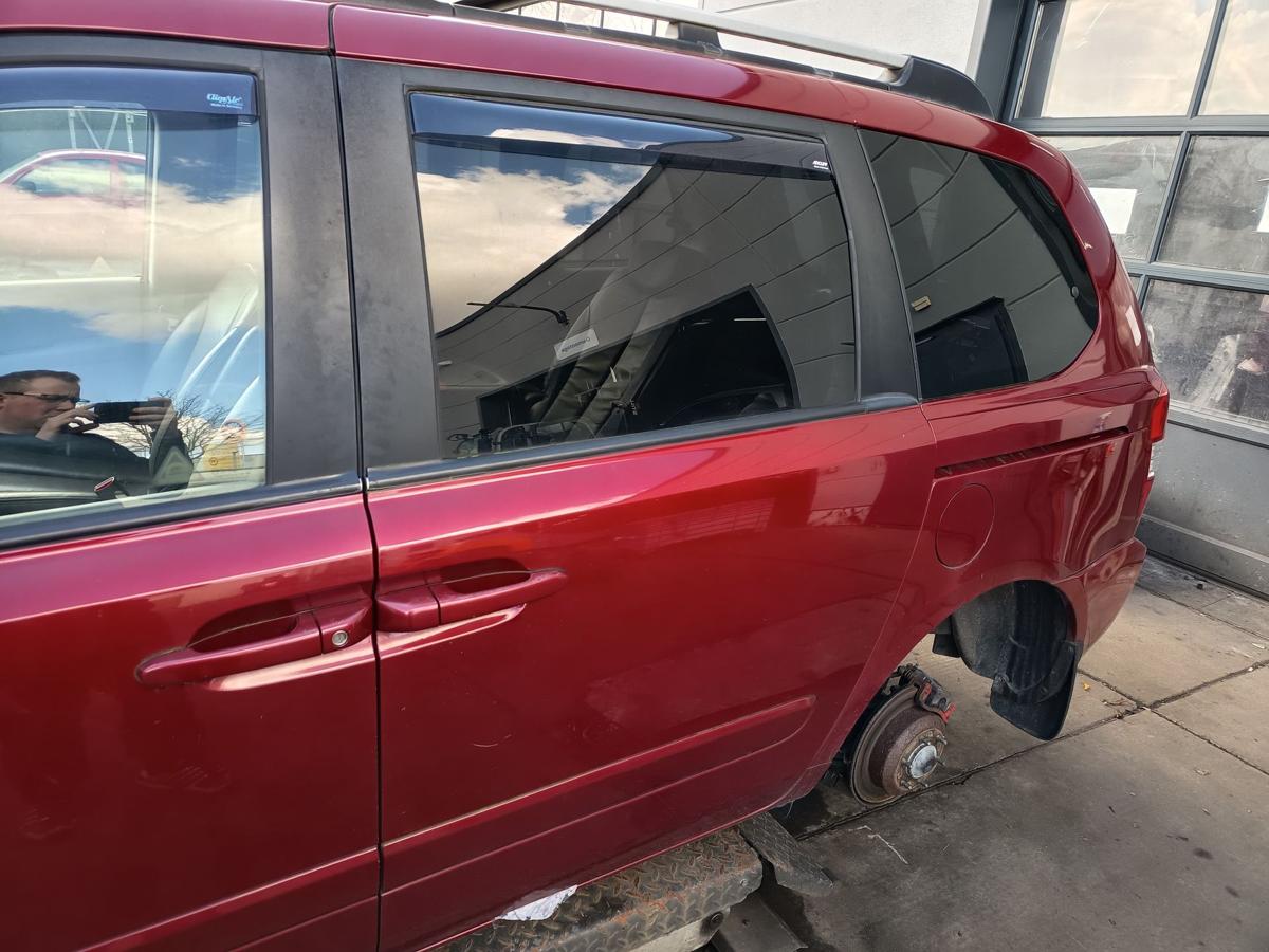 Kia Carnival III original Schiebet&uuml;r links R9 Rubinrot Baujahr 2006