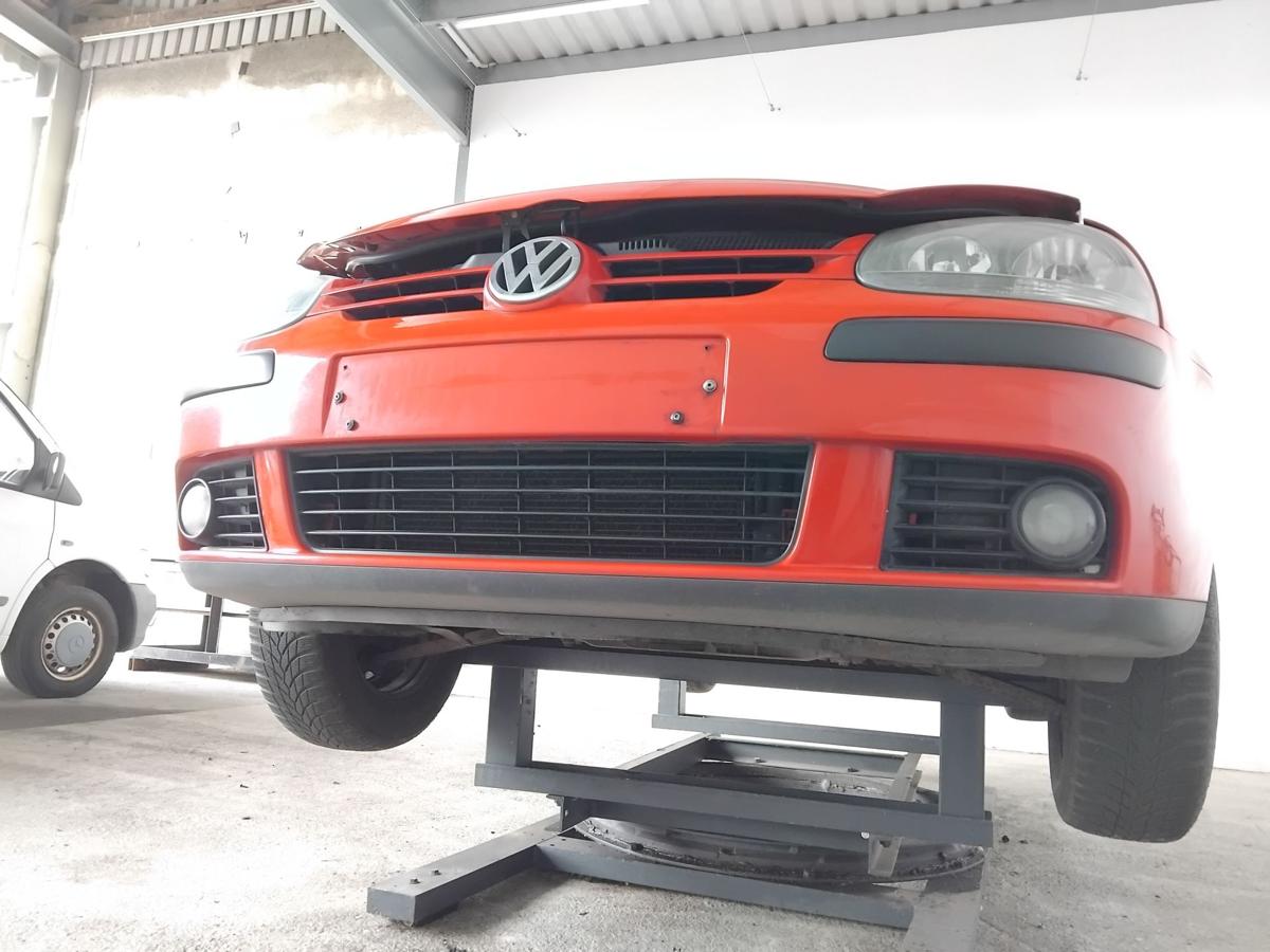 VW Golf 5 1K orig.Stossf&auml;nger Sto&szlig;stange vorn Flie&szlig;heck BJ2004 tornadorot LY3D