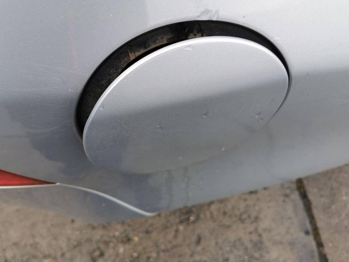 VW Golf V 5 Tankklappe Tankdeckel Tankverschluss LA7W Reflexsilber Met