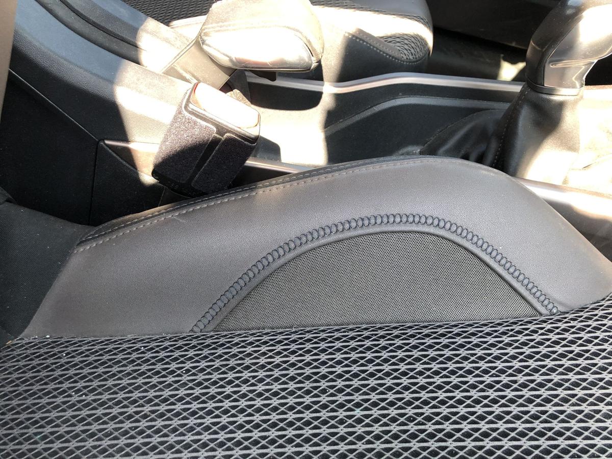 Peugeot 2008 I CU Sitz vorn rechts Beifahrersitz Kunstleder Stoff braun Heizung