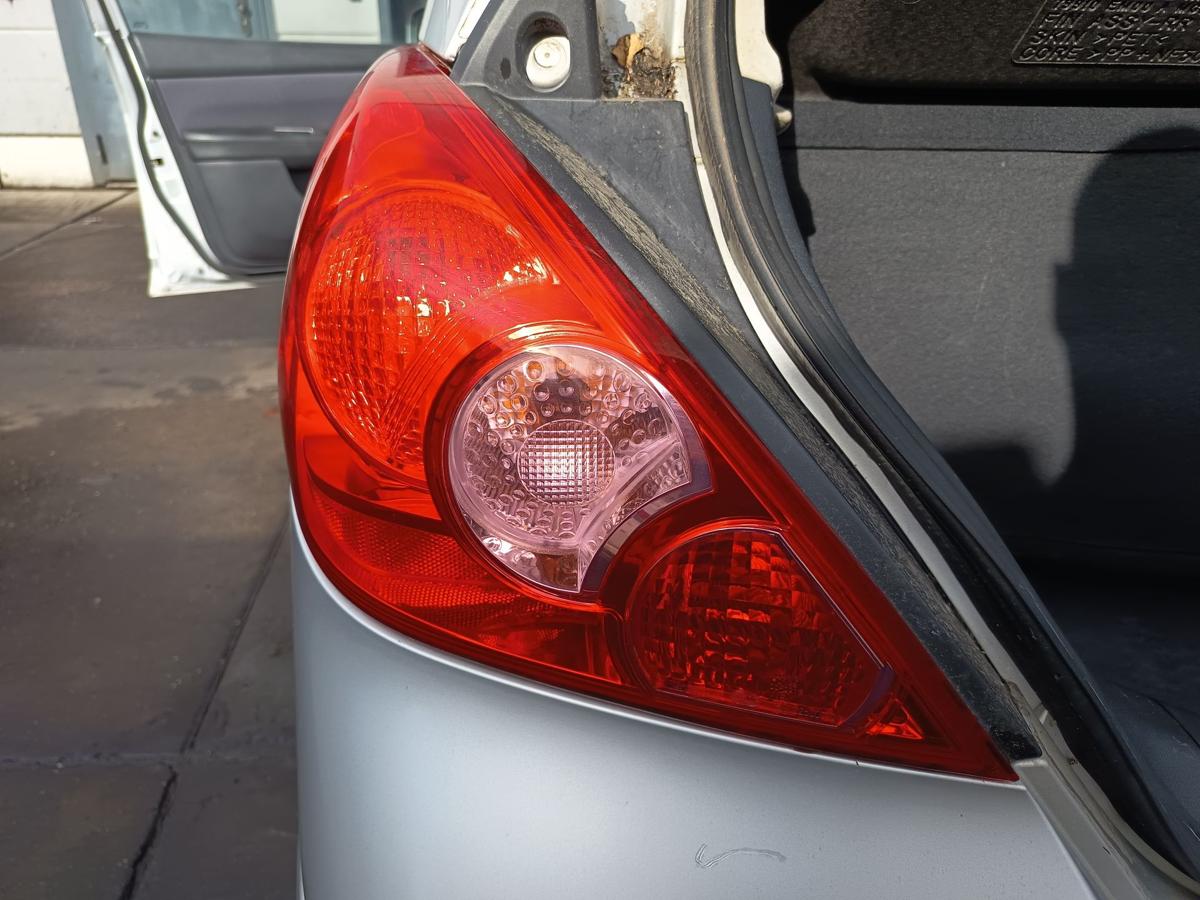 Nissan Tiida I original R&uuml;ckleuchte links Heckschlusslicht Flie&szlig;heck Bj 2008