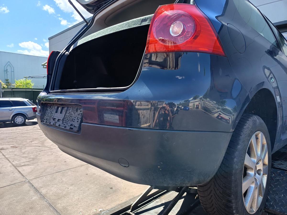 VW Golf V Limo original Sto&szlig;stange F&auml;nger hinten Heck A5G Perlblau Bj 2003