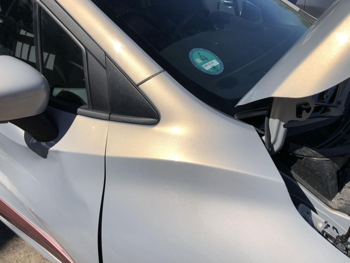 Nissan Micra K14 Kotflügel vorn rechts Beifahrerseite leicht Beschädigt KNV