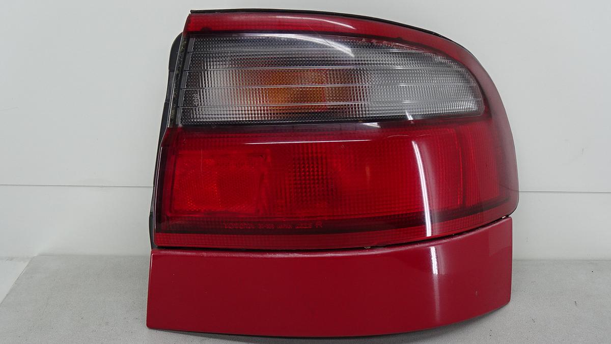 Toyota Carina E Rückleuchte Rücklicht rechts außen BJ1992 Stufenheck 22075556R rot weiß