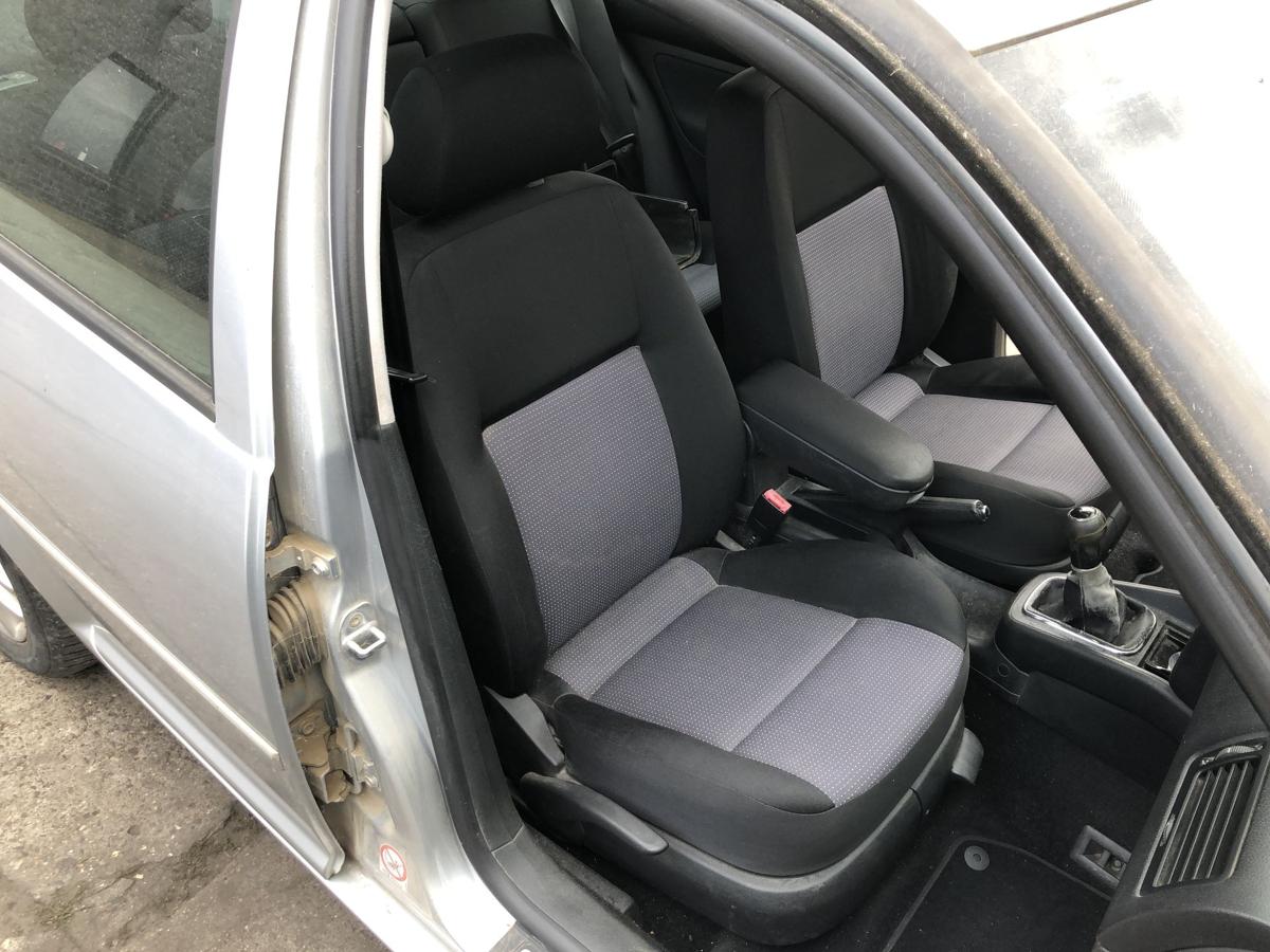 VW Bora 1J Golf 4 Special SItz vorn rechts Beifahrersitz Stoff mit Heizung