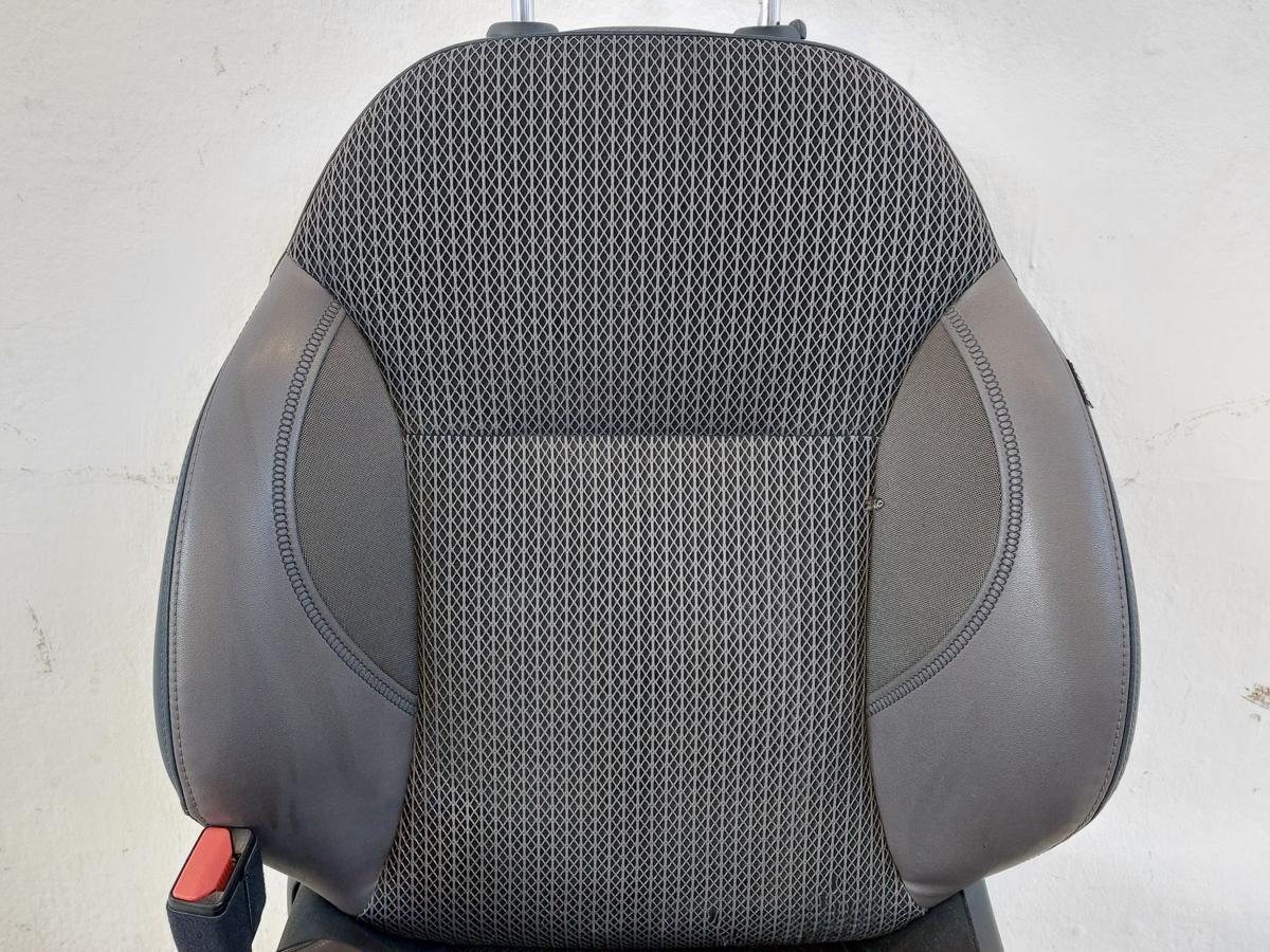 Peugeot 2008 I CU Sitz vorn links Fahrersitz Kunstleder Stoff braun Heizung