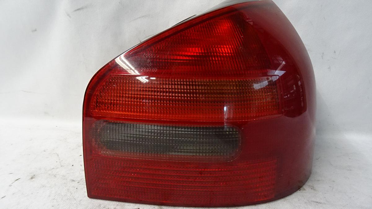 Audi A4 8L Bj1996 Rückleuchte Heckleuchte rechts in rot Modell bis 2000 Audi 8L0945096