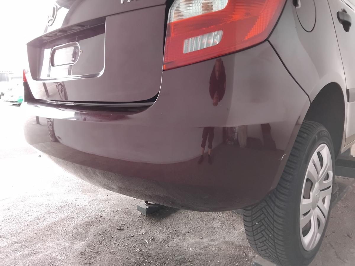 Skoda Fabia 2 5J orig Sto&szlig;f&auml;nger Sto&szlig;stange hinten Flie&szlig;heck BJ2013 LF3X Rosso Brunello