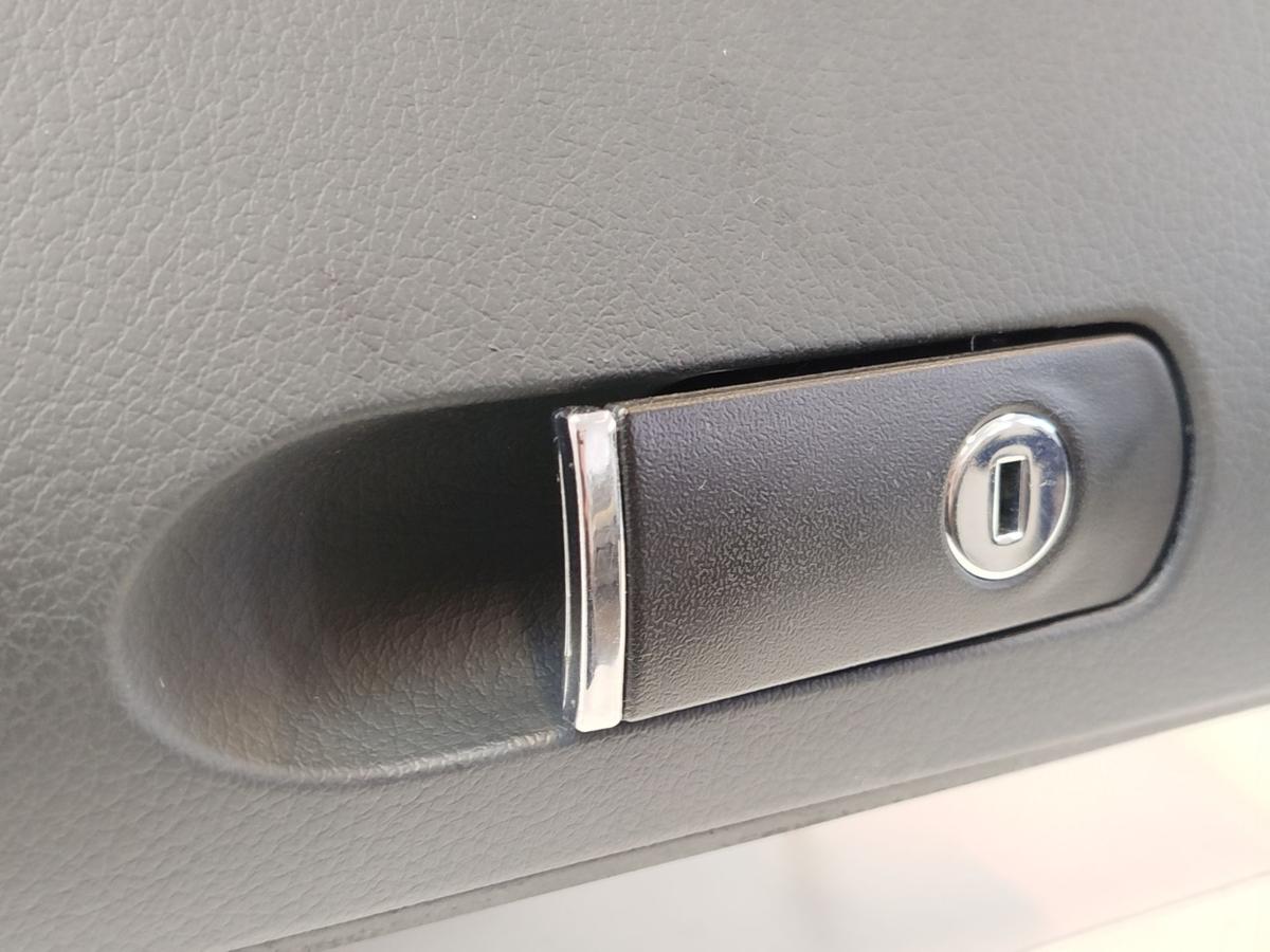 Audi A4 8E B6 Avant Handschuhfach rechts Handschuhkasten Schalttafelkasten