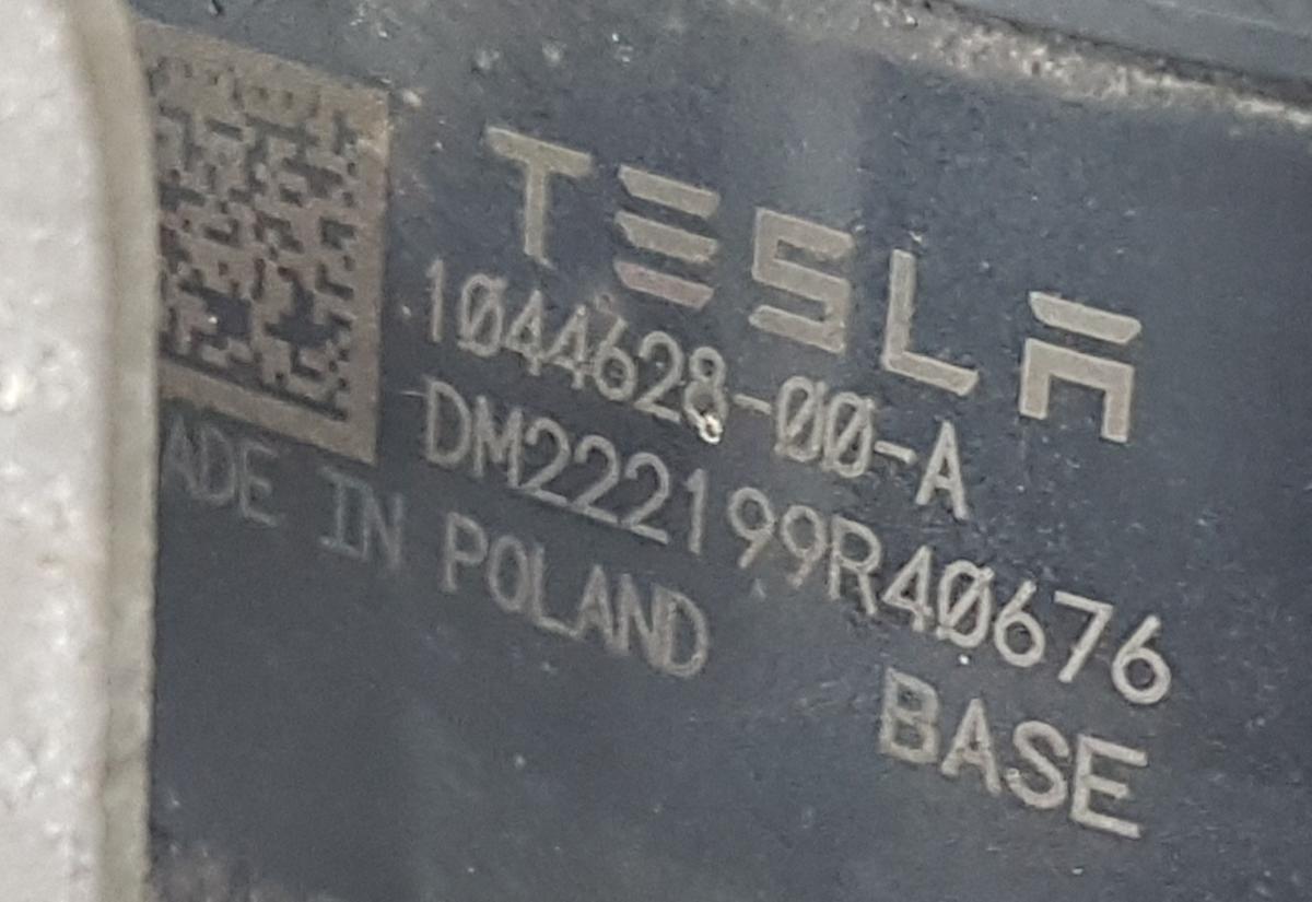 Tesla Model Y Bremssattel hinten links Bj2022 1044628-00-A inkl Tr&auml;ger