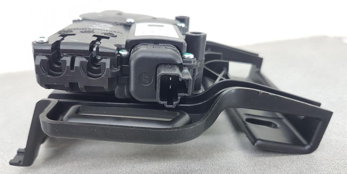 Tesla Model Y Stellmotor f&uuml;r R&uuml;cksitzverriegelung Bj2022 1493880-00-C