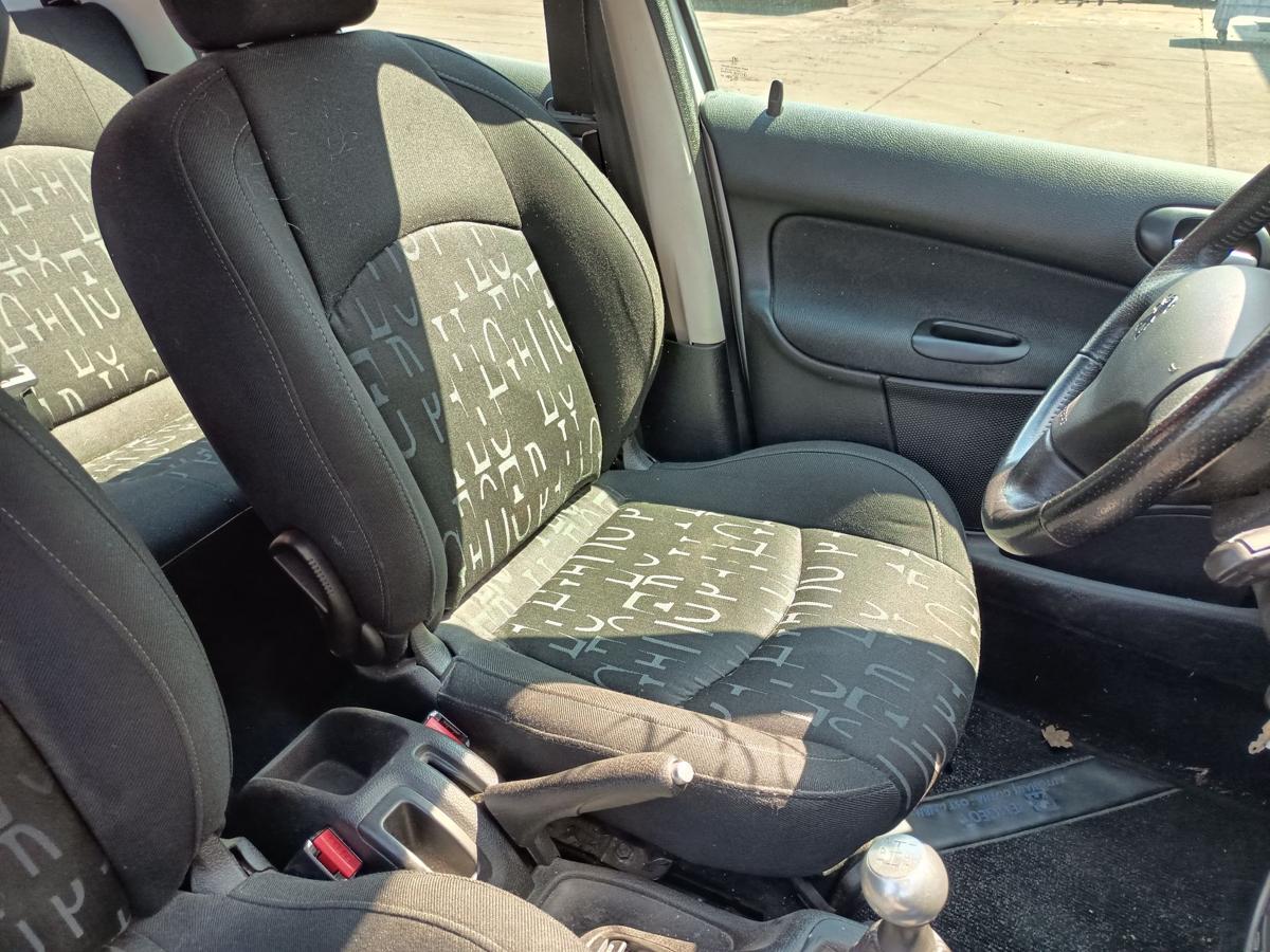 Peugeot 206 orig Sitz vorn links Fahrersitz 5-türer Bj 2005