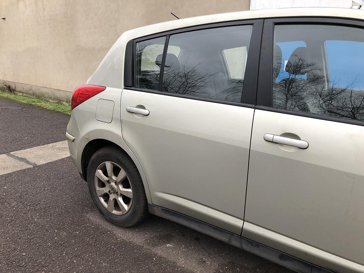 Nissan Tiida Hatch Back Tür hinten rechts K32 Yellowish Silver Met