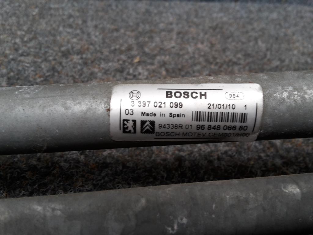 Peugeot 308 BJ 2010 Wischergestänge vorn Scheibenwischer 3397021099 Bosch