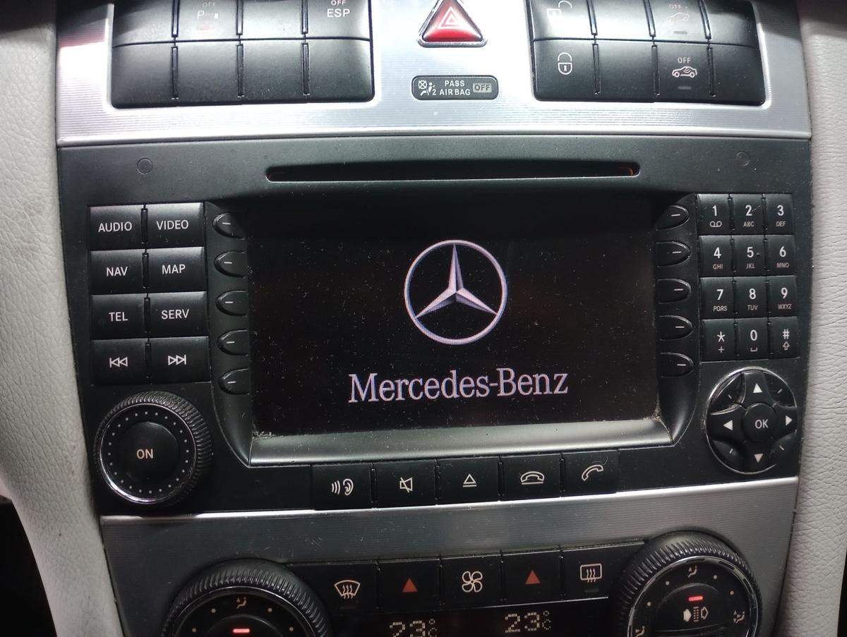 Mercedes Benz C-Klasse 203 orig Radio Navi GPS Bj 2005