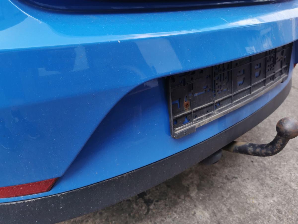 Seat Ibiza 6J Stossstange Stossfänger Bumper hinten blau Ausschnitt AHK unten