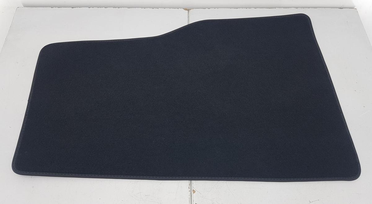 Tesla Model Y original Fu&szlig;mattensatz Textil Teppich Bj2022 NEUWERTIG