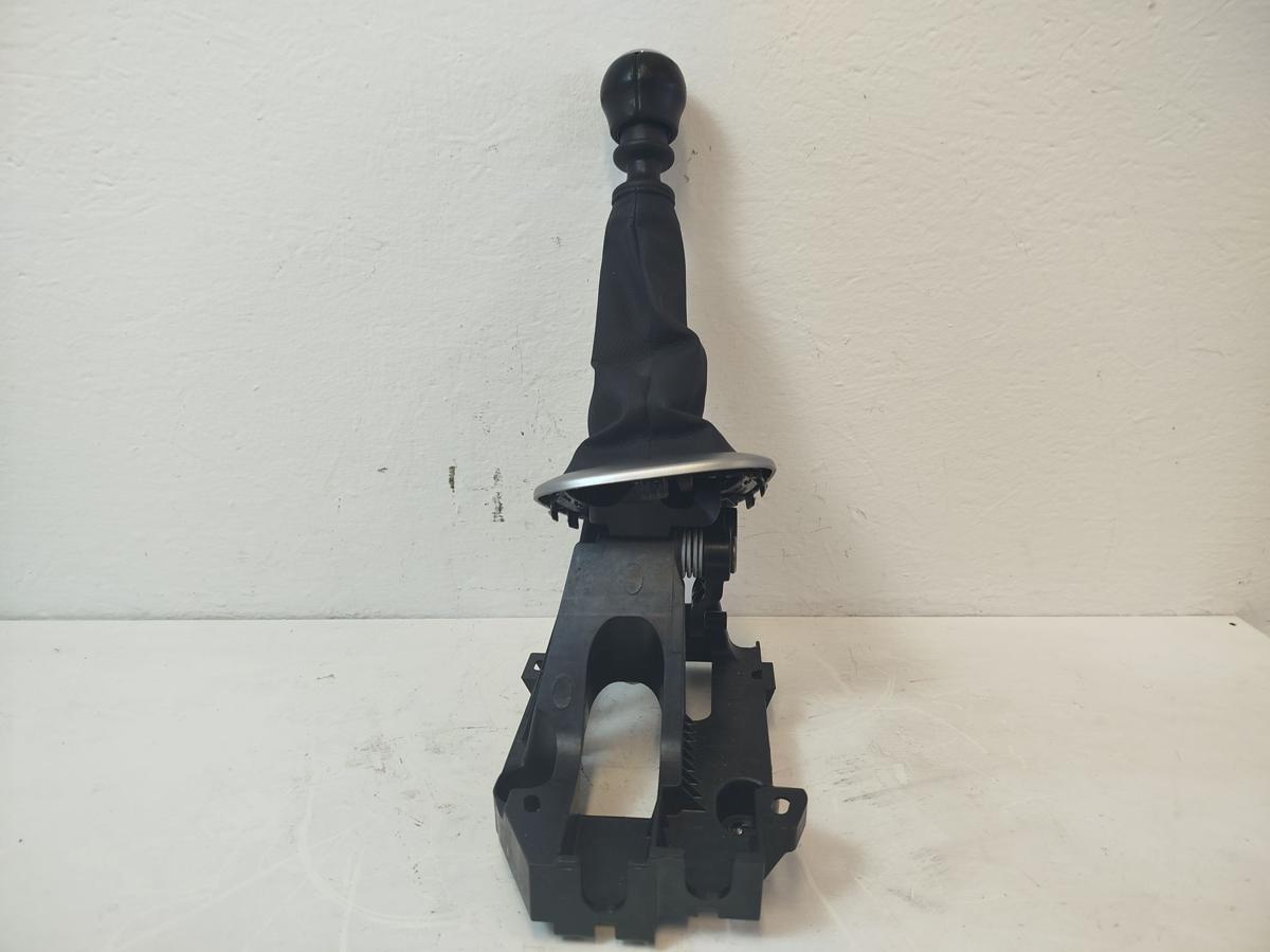 Toyota Yaris XP13 Schalthebel mit Lagerbock 6-Gan