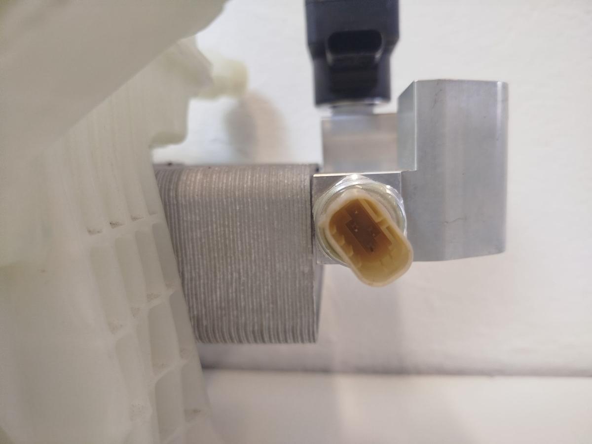 NIO EL6 Elektro SUV Ausgleichsbeh&auml;lter K&uuml;hlwasser Magnetventile Umw&auml;lzpumpe