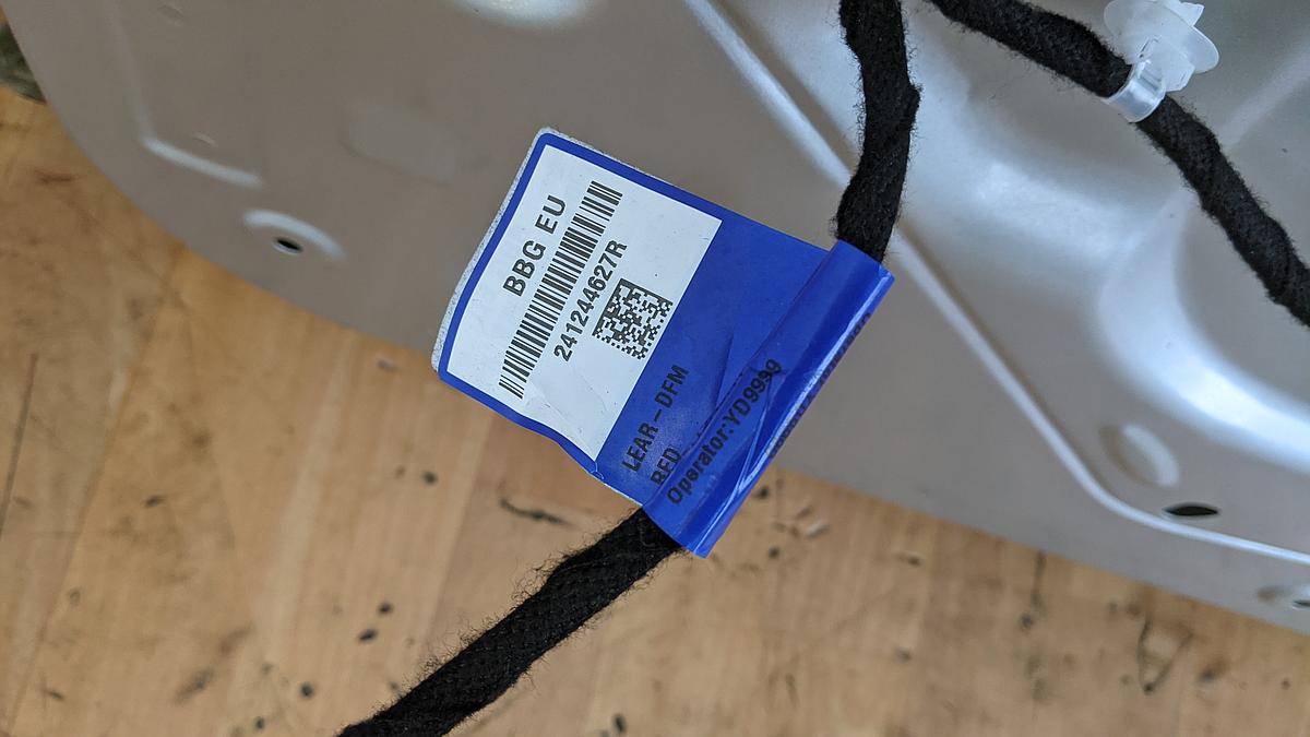 Dacia Spring Tür vorn rechts Beifahrertür beschädigt